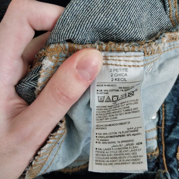 Old Navy Extra High Waisted Sky Hi Wide Leg Jeans Size 2P Excellent Condition - Picture 10 of 12